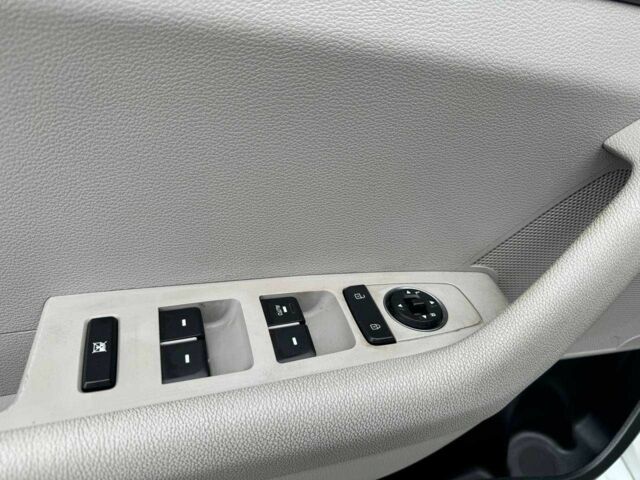 Білий Хендай Соната, об'ємом двигуна 2.4 л та пробігом 163 тис. км за 9900 $, фото 13 на Automoto.ua