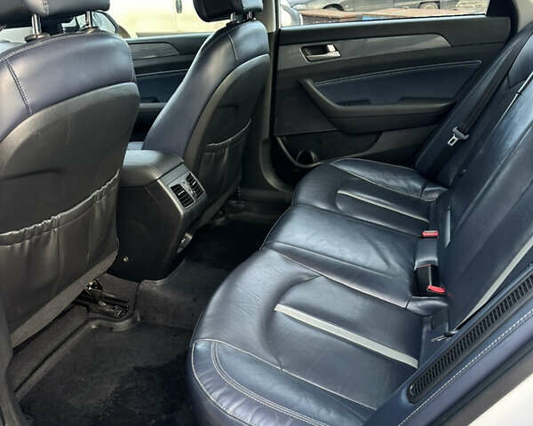 Белый Хендай Соната, объемом двигателя 2 л и пробегом 200 тыс. км за 12000 $, фото 9 на Automoto.ua