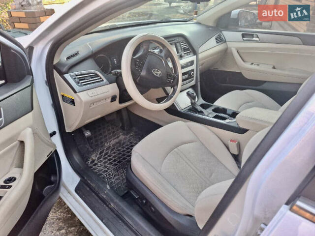 Белый Хендай Соната, объемом двигателя 2.36 л и пробегом 168 тыс. км за 10000 $, фото 6 на Automoto.ua
