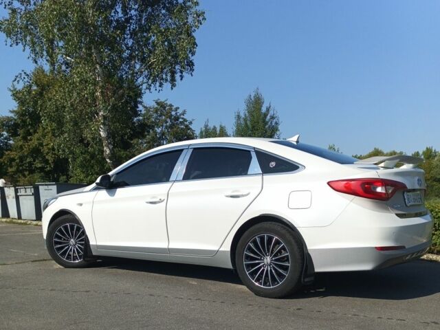 Белый Хендай Соната, объемом двигателя 2 л и пробегом 169 тыс. км за 11200 $, фото 2 на Automoto.ua