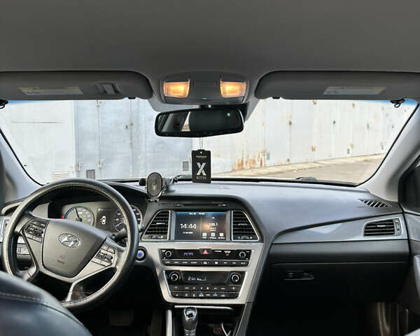 Белый Хендай Соната, объемом двигателя 2 л и пробегом 200 тыс. км за 12000 $, фото 3 на Automoto.ua