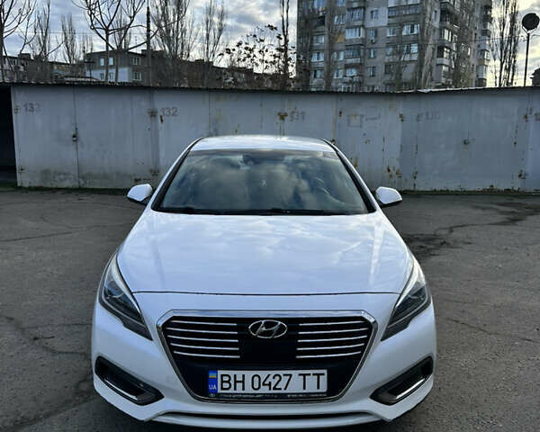 Белый Хендай Соната, объемом двигателя 2 л и пробегом 200 тыс. км за 12000 $, фото 1 на Automoto.ua