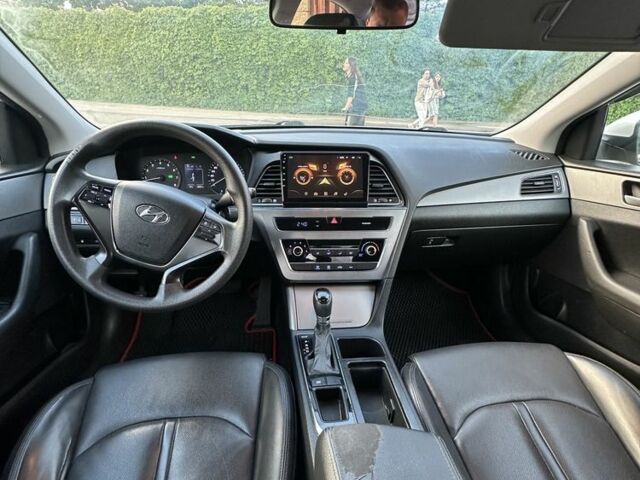 Белый Хендай Соната, объемом двигателя 2 л и пробегом 256 тыс. км за 9499 $, фото 5 на Automoto.ua