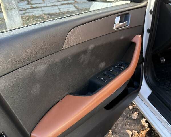 Білий Хендай Соната, об'ємом двигуна 2 л та пробігом 187 тис. км за 10200 $, фото 21 на Automoto.ua