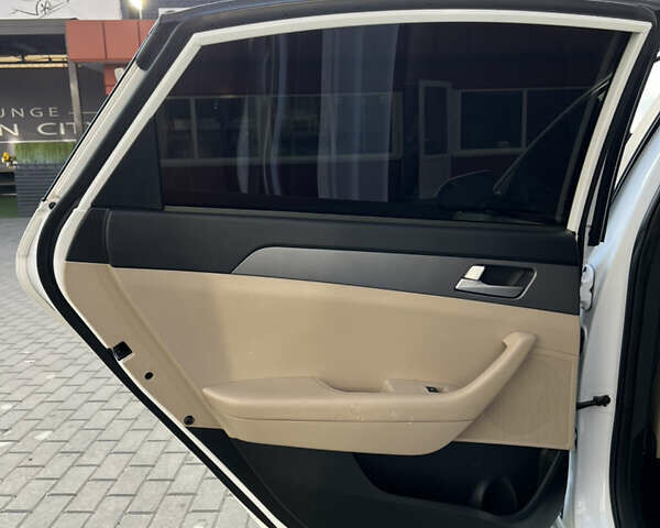 Белый Хендай Соната, объемом двигателя 2.36 л и пробегом 116 тыс. км за 12250 $, фото 19 на Automoto.ua