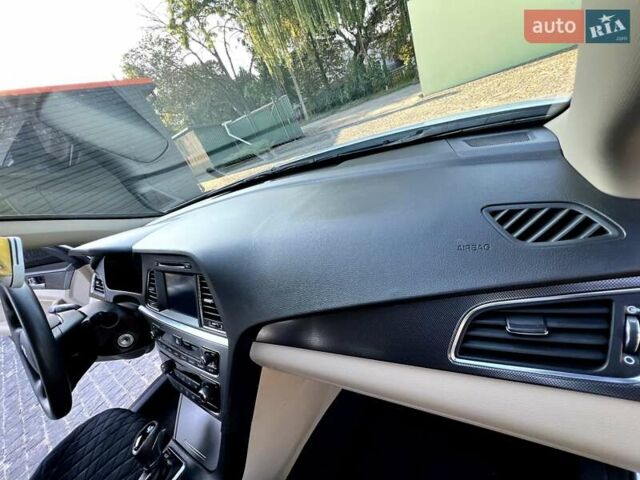 Белый Хендай Соната, объемом двигателя 2.4 л и пробегом 160 тыс. км за 11000 $, фото 23 на Automoto.ua