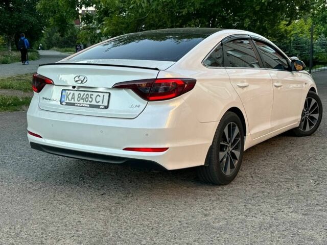 Белый Хендай Соната, объемом двигателя 2 л и пробегом 180 тыс. км за 5650 $, фото 1 на Automoto.ua