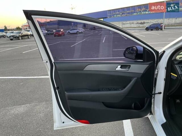 Білий Хендай Соната, об'ємом двигуна 2 л та пробігом 218 тис. км за 13999 $, фото 22 на Automoto.ua