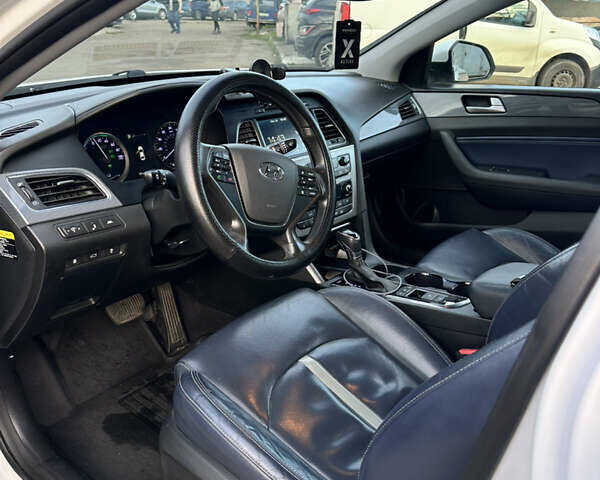 Белый Хендай Соната, объемом двигателя 2 л и пробегом 200 тыс. км за 12000 $, фото 6 на Automoto.ua