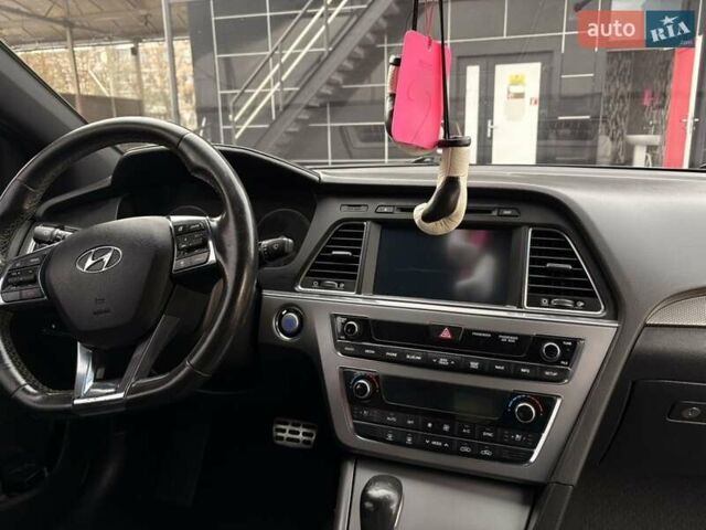 Білий Хендай Соната, об'ємом двигуна 2 л та пробігом 198 тис. км за 12799 $, фото 6 на Automoto.ua