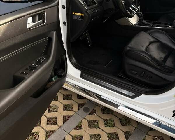 Білий Хендай Соната, об'ємом двигуна 2 л та пробігом 198 тис. км за 12799 $, фото 9 на Automoto.ua