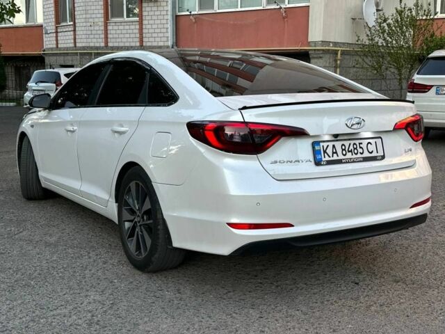 Белый Хендай Соната, объемом двигателя 2 л и пробегом 180 тыс. км за 5650 $, фото 2 на Automoto.ua
