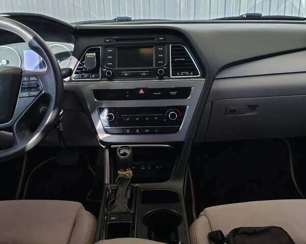 Белый Хендай Соната, объемом двигателя 2.36 л и пробегом 80 тыс. км за 10600 $, фото 5 на Automoto.ua