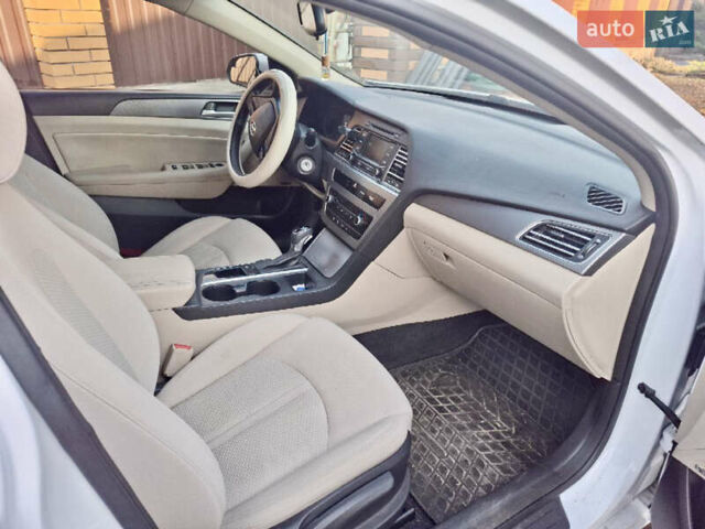 Белый Хендай Соната, объемом двигателя 2.36 л и пробегом 168 тыс. км за 10000 $, фото 5 на Automoto.ua