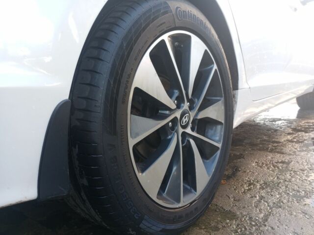 Белый Хендай Соната, объемом двигателя 2 л и пробегом 180 тыс. км за 5650 $, фото 4 на Automoto.ua