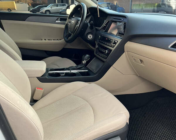 Белый Хендай Соната, объемом двигателя 2.36 л и пробегом 116 тыс. км за 12250 $, фото 14 на Automoto.ua