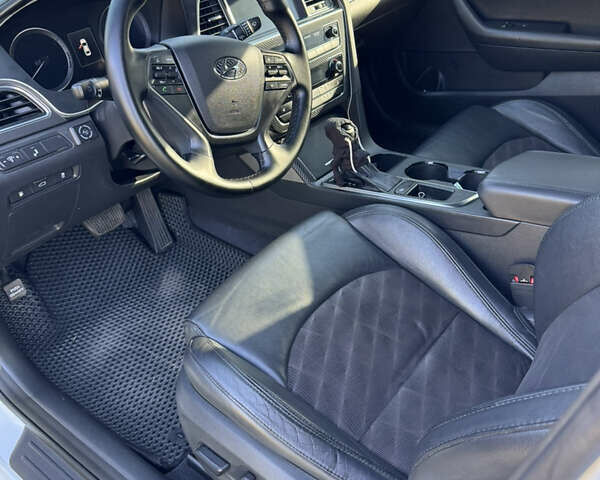 Білий Хендай Соната, об'ємом двигуна 2.36 л та пробігом 239 тис. км за 10600 $, фото 17 на Automoto.ua