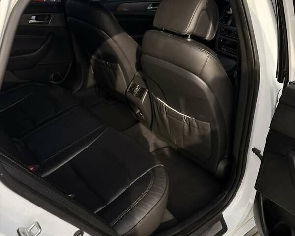 Білий Хендай Соната, об'ємом двигуна 2 л та пробігом 198 тис. км за 12799 $, фото 12 на Automoto.ua