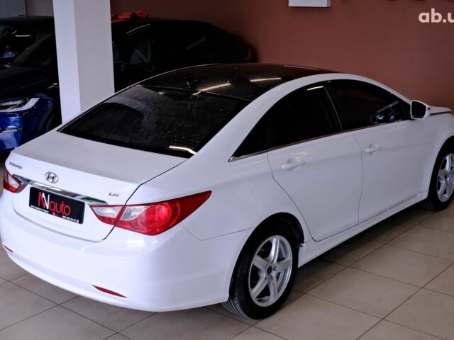 Белый Хендай Соната, объемом двигателя 0 л и пробегом 180 тыс. км за 7900 $, фото 4 на Automoto.ua
