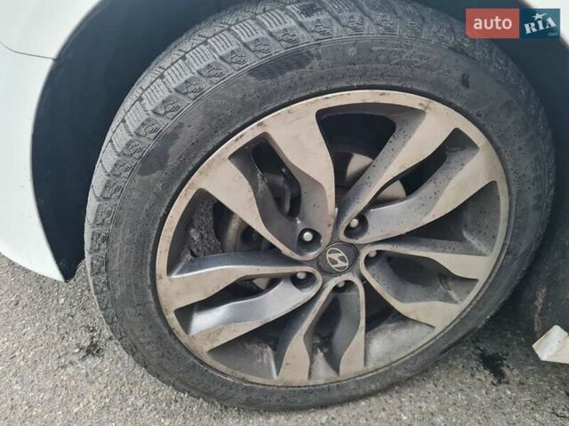 Білий Хендай Соната, об'ємом двигуна 2 л та пробігом 307 тис. км за 10300 $, фото 16 на Automoto.ua