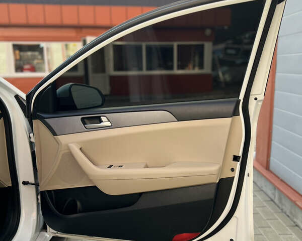 Белый Хендай Соната, объемом двигателя 2.36 л и пробегом 116 тыс. км за 12250 $, фото 20 на Automoto.ua