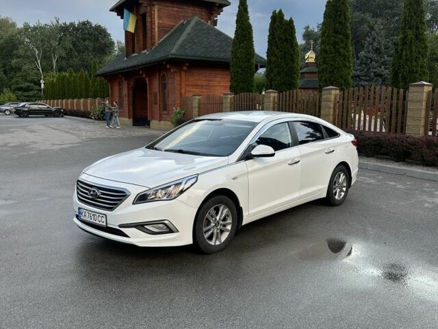 Белый Хендай Соната, объемом двигателя 2 л и пробегом 256 тыс. км за 9499 $, фото 1 на Automoto.ua