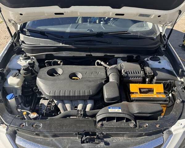 Белый Хендай Соната, объемом двигателя 2 л и пробегом 532 тыс. км за 7500 $, фото 1 на Automoto.ua