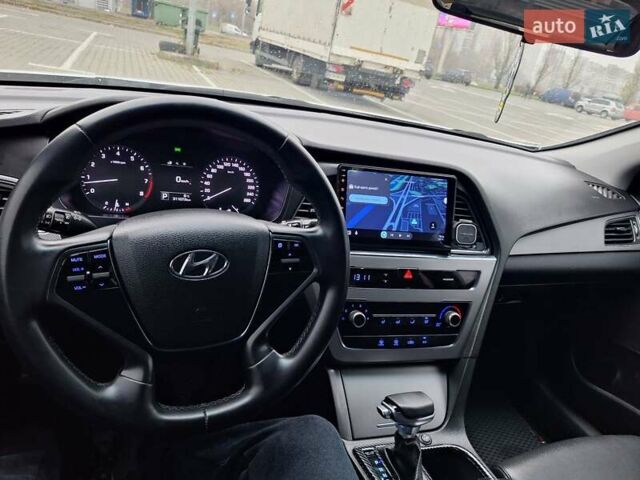 Білий Хендай Соната, об'ємом двигуна 2 л та пробігом 312 тис. км за 10500 $, фото 7 на Automoto.ua