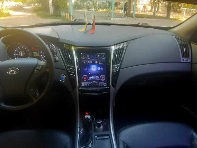 Білий Хендай Соната, об'ємом двигуна 2 л та пробігом 106 тис. км за 9500 $, фото 4 на Automoto.ua