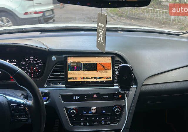 Белый Хендай Соната, объемом двигателя 2 л и пробегом 135 тыс. км за 13000 $, фото 13 на Automoto.ua