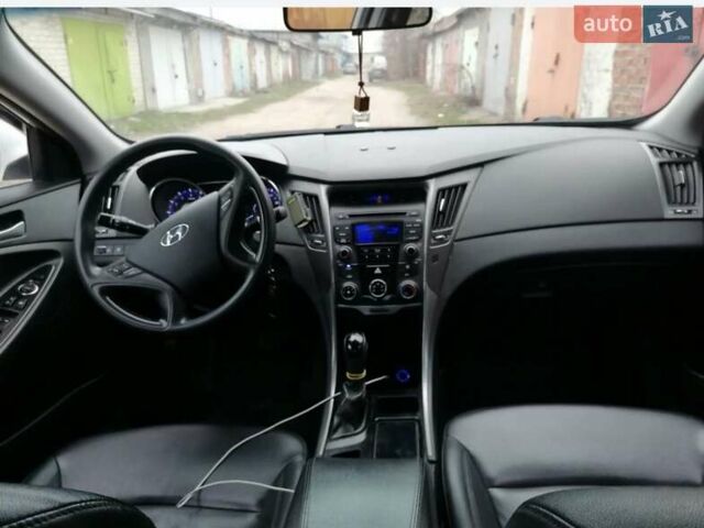 Белый Хендай Соната, объемом двигателя 2 л и пробегом 400 тыс. км за 7200 $, фото 3 на Automoto.ua