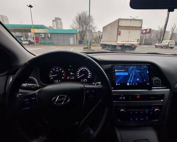 Білий Хендай Соната, об'ємом двигуна 2 л та пробігом 312 тис. км за 10500 $, фото 10 на Automoto.ua