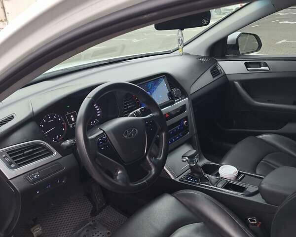 Білий Хендай Соната, об'ємом двигуна 2 л та пробігом 312 тис. км за 10500 $, фото 16 на Automoto.ua