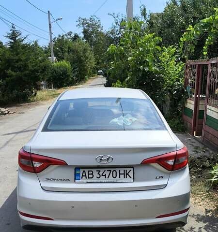 Белый Хендай Соната, объемом двигателя 2 л и пробегом 221 тыс. км за 12000 $, фото 1 на Automoto.ua