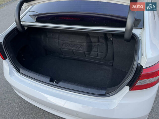 Білий Хендай Соната, об'ємом двигуна 2 л та пробігом 161 тис. км за 9999 $, фото 9 на Automoto.ua