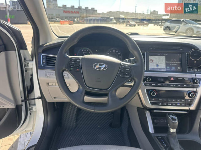 Белый Хендай Соната, объемом двигателя 2.36 л и пробегом 79 тыс. км за 17200 $, фото 11 на Automoto.ua