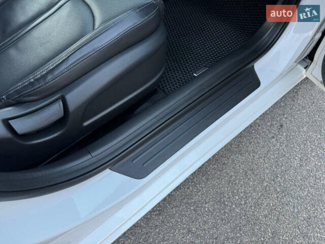 Білий Хендай Соната, об'ємом двигуна 2 л та пробігом 161 тис. км за 9999 $, фото 16 на Automoto.ua