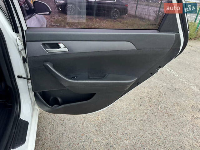 Белый Хендай Соната, объемом двигателя 2 л и пробегом 355 тыс. км за 9900 $, фото 30 на Automoto.ua