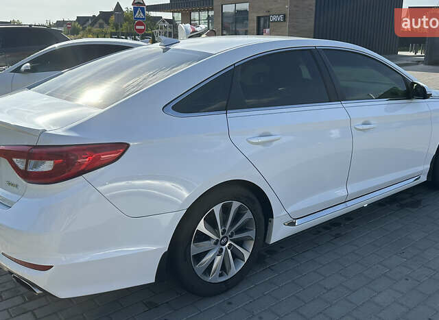 Белый Хендай Соната, объемом двигателя 2.36 л и пробегом 156 тыс. км за 11300 $, фото 2 на Automoto.ua