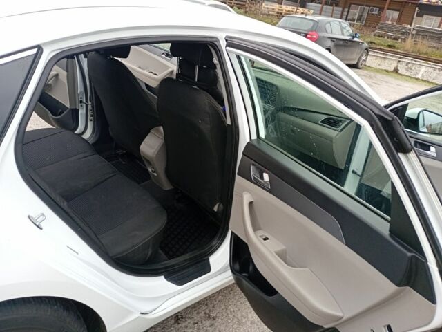 Белый Хендай Соната, объемом двигателя 2.4 л и пробегом 152 тыс. км за 10200 $, фото 9 на Automoto.ua