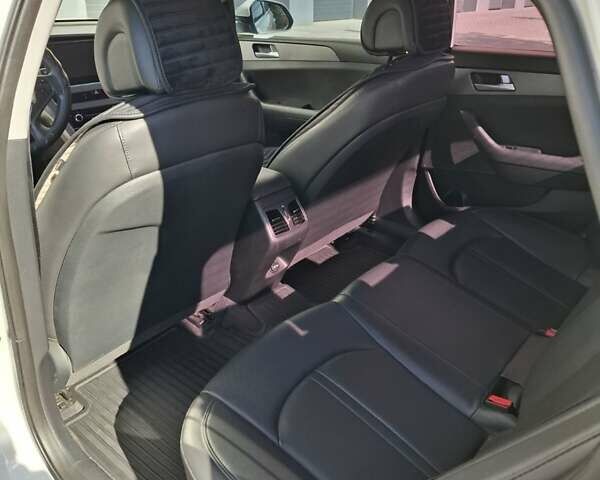 Белый Хендай Соната, объемом двигателя 2 л и пробегом 86 тыс. км за 12900 $, фото 6 на Automoto.ua