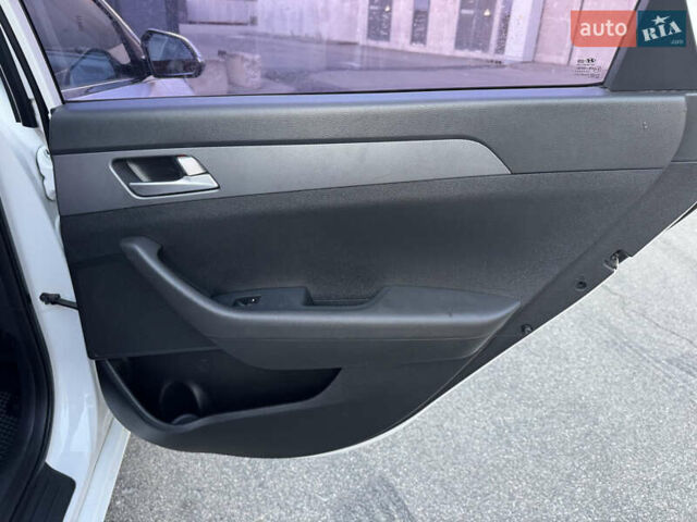 Білий Хендай Соната, об'ємом двигуна 2 л та пробігом 161 тис. км за 9999 $, фото 21 на Automoto.ua