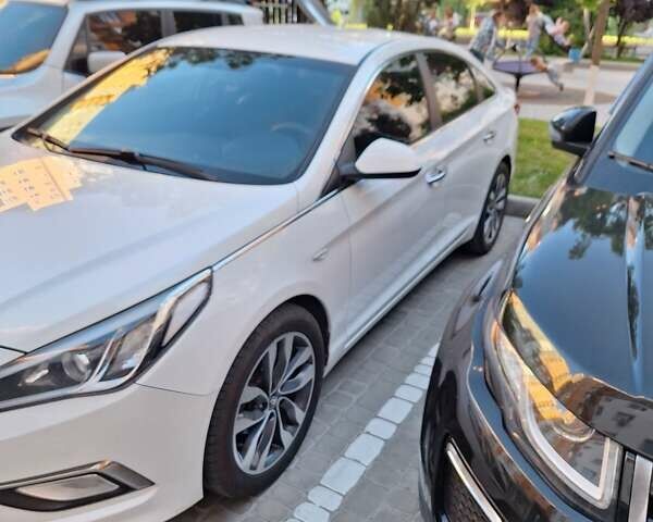 Белый Хендай Соната, объемом двигателя 2 л и пробегом 86 тыс. км за 12900 $, фото 2 на Automoto.ua