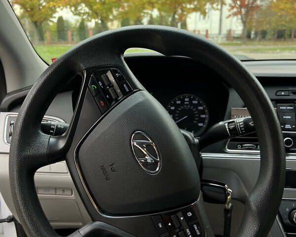 Белый Хендай Соната, объемом двигателя 2.36 л и пробегом 189 тыс. км за 8900 $, фото 17 на Automoto.ua