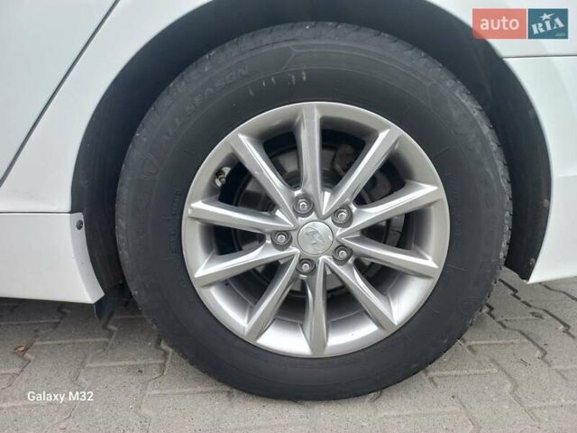 Белый Хендай Соната, объемом двигателя 2.36 л и пробегом 115 тыс. км за 10700 $, фото 12 на Automoto.ua