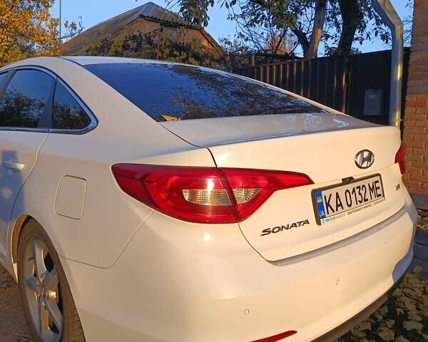 Белый Хендай Соната, объемом двигателя 2 л и пробегом 420 тыс. км за 9500 $, фото 1 на Automoto.ua