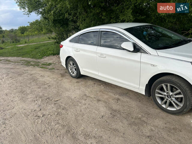 Белый Хендай Соната, объемом двигателя 2 л и пробегом 250 тыс. км за 9300 $, фото 2 на Automoto.ua