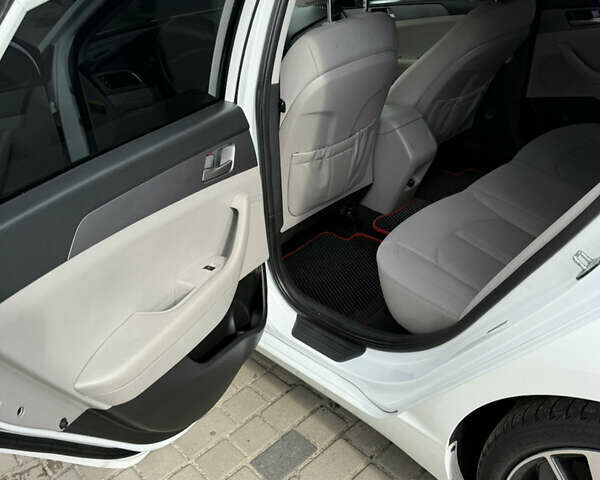 Белый Хендай Соната, объемом двигателя 2.36 л и пробегом 195 тыс. км за 8850 $, фото 13 на Automoto.ua