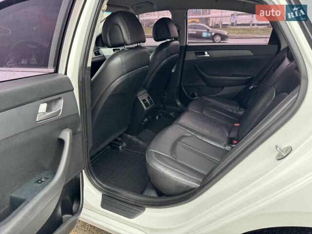 Белый Хендай Соната, объемом двигателя 2 л и пробегом 355 тыс. км за 9900 $, фото 9 на Automoto.ua