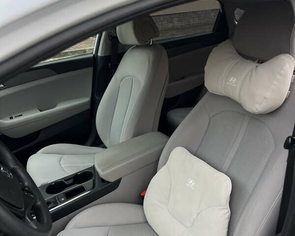 Белый Хендай Соната, объемом двигателя 2.36 л и пробегом 189 тыс. км за 8900 $, фото 22 на Automoto.ua